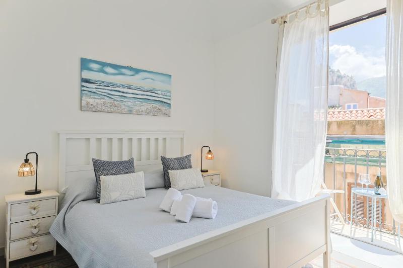 Double Room with Balcony image 1