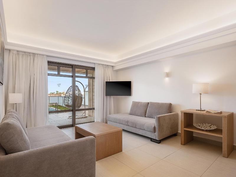 Suite With Private Pool and Sea View image 1