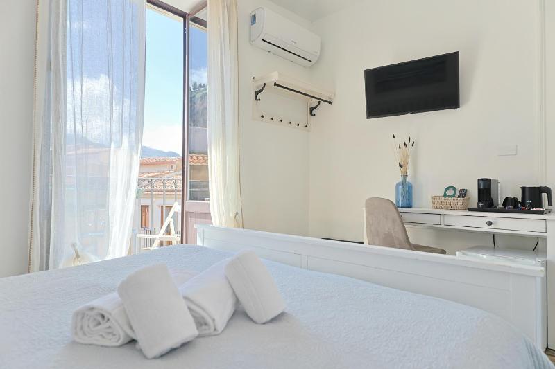 Double Room with Balcony image 2