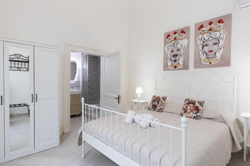 Standard Double Room with Internal Window image 4