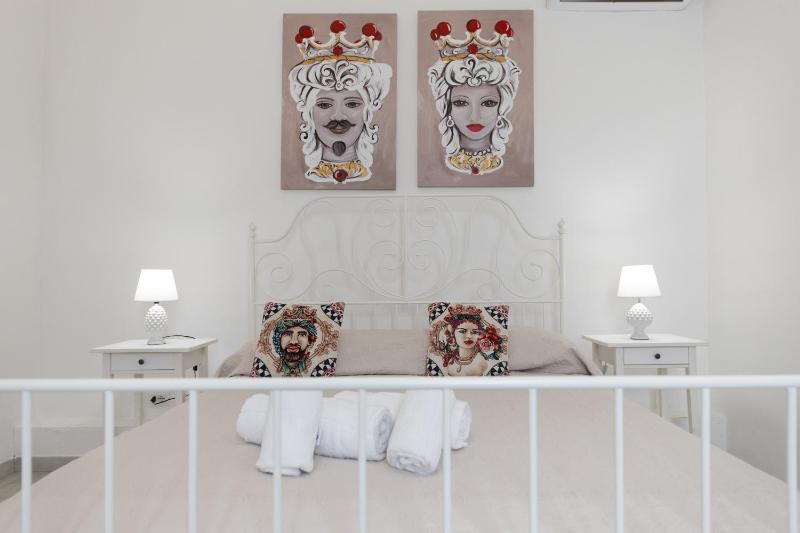 Standard Double Room with Internal Window image 3