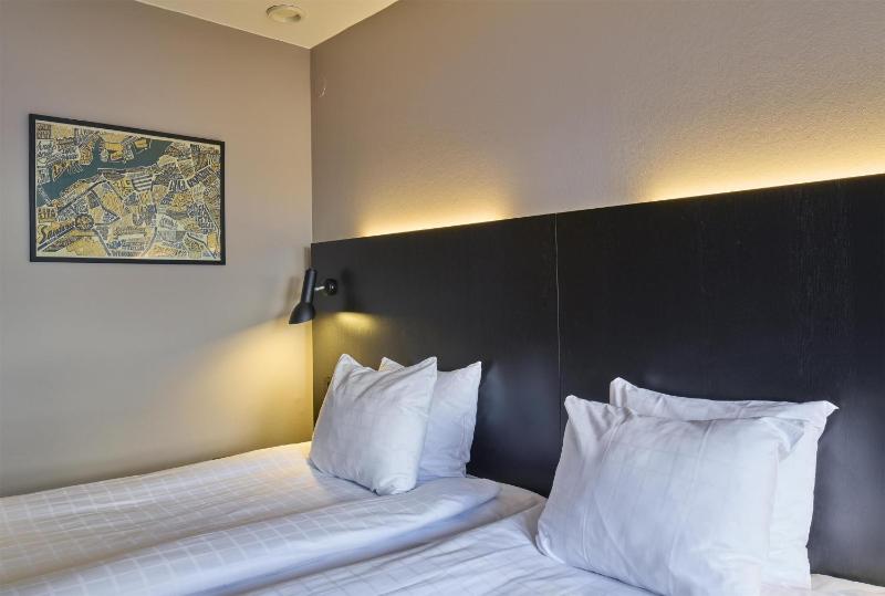  Standard Twin Room image 4