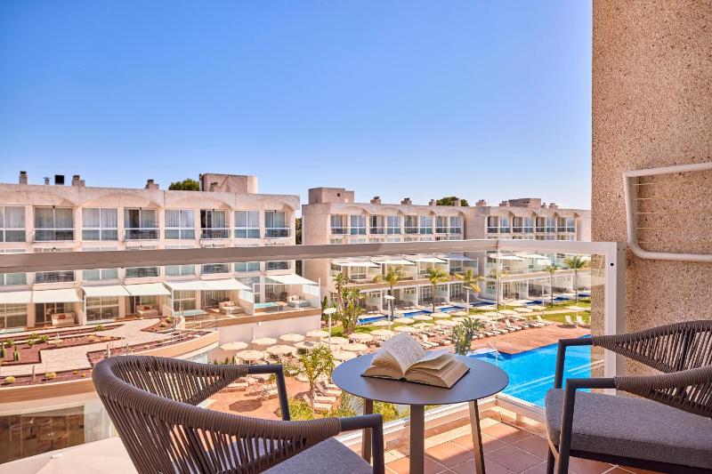 Junior Suite with Pool View image 4