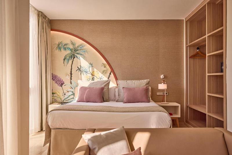 Double Room with Pool View image 3