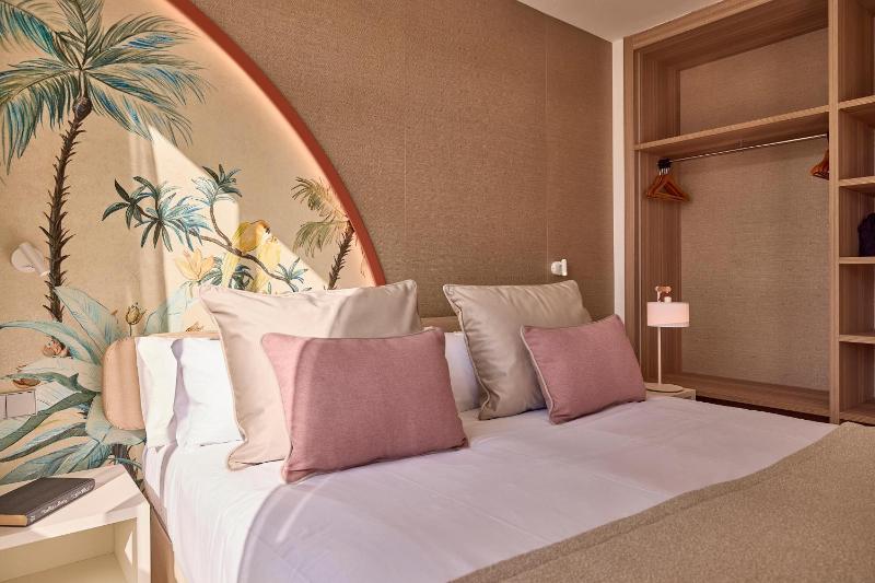 Double Room with Pool View image 4