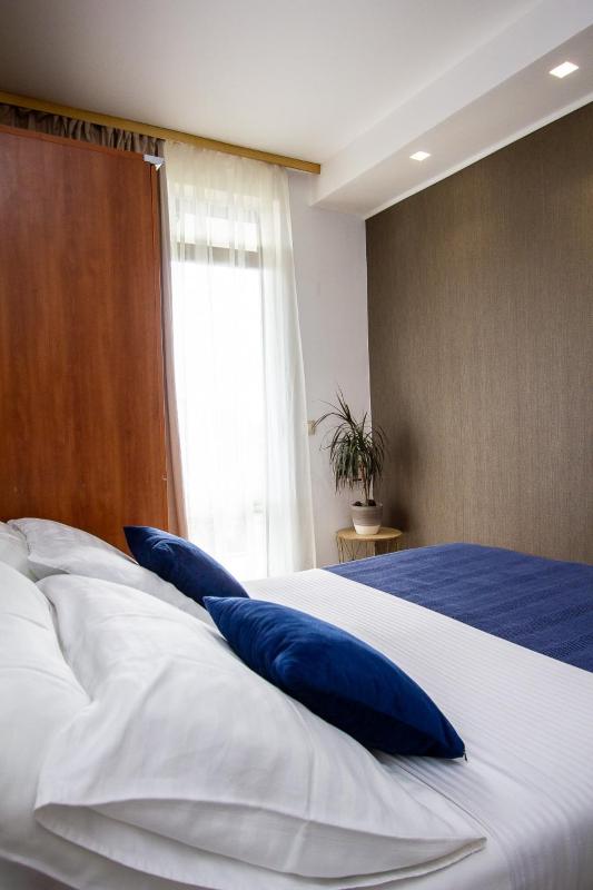 Double Room with Balcony and Sea View image 3