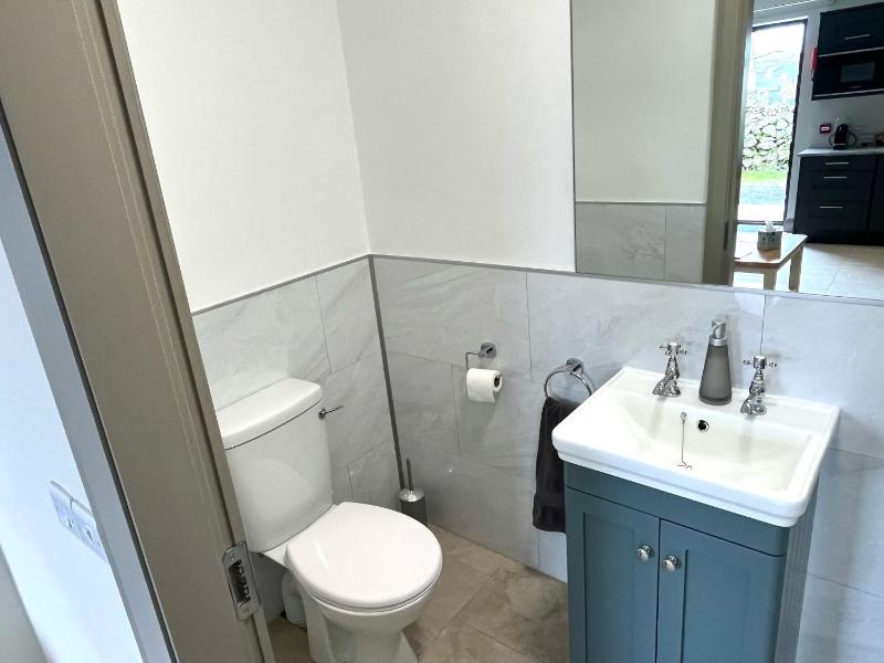 Deluxe One-Bedroom Apartment image 1