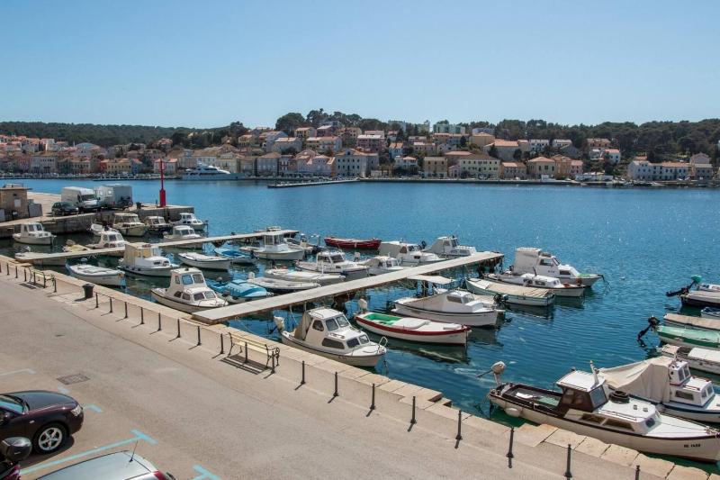 Sea view apartment Vindobona 2 modern stay with parking in Mali Lošinj Center - image 14