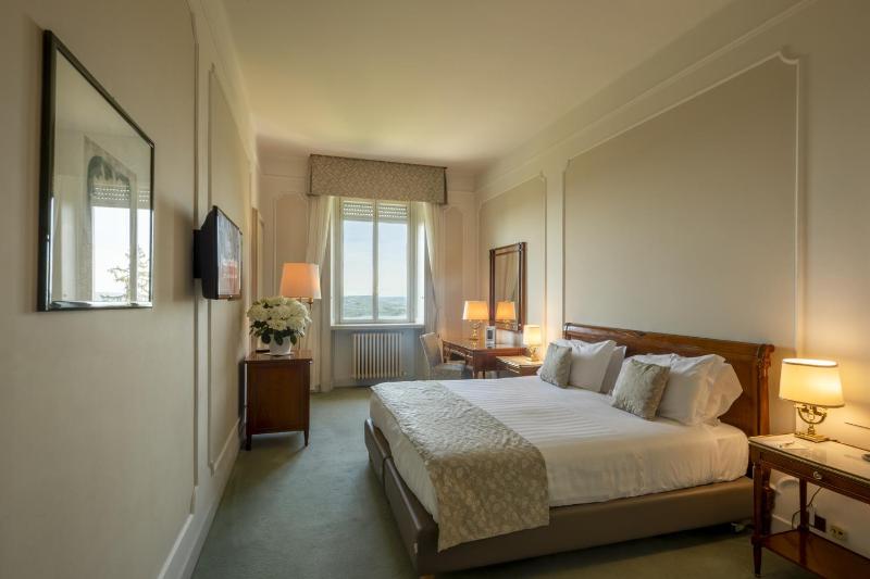 Double Room with Lake View image 1