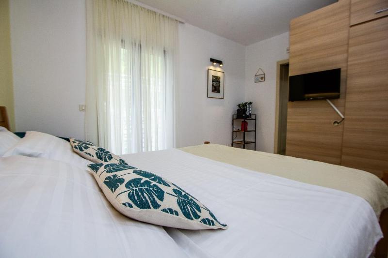 Studio with Balcony and Garden View image 4