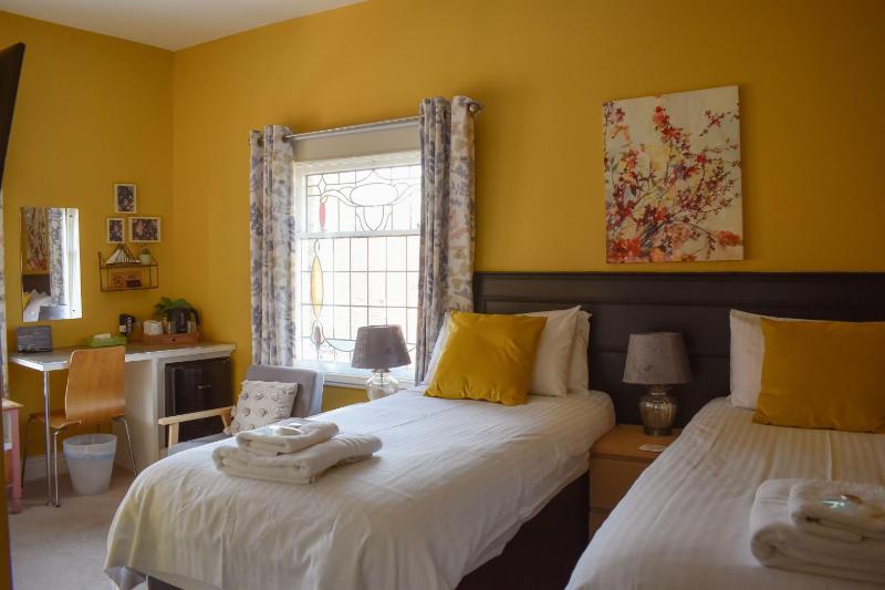 Twin Room with Private Bathroom image 4