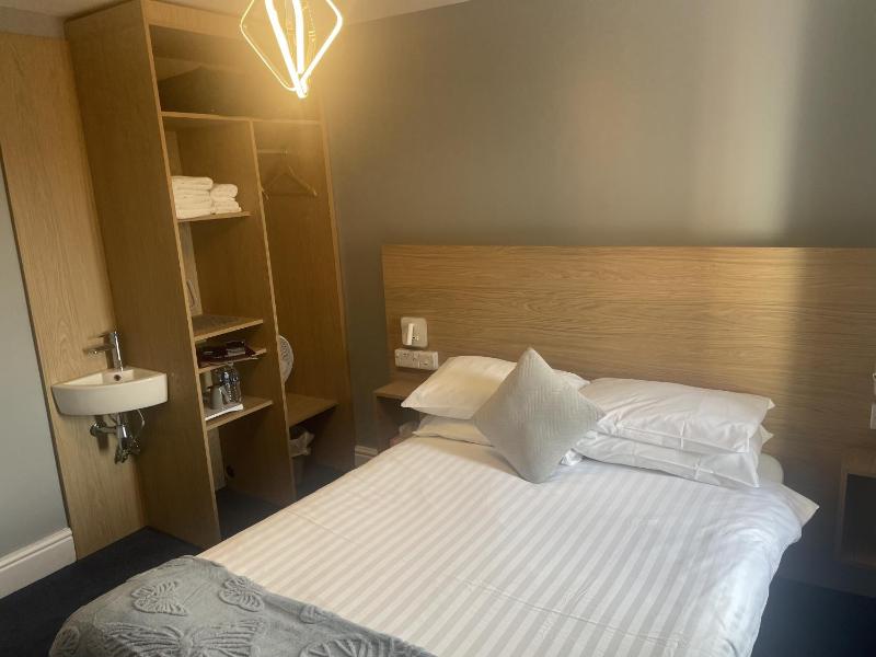 Budget Double Room image 4