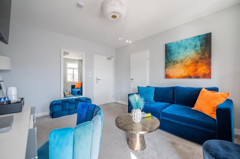  Classic family room with balcony image 3