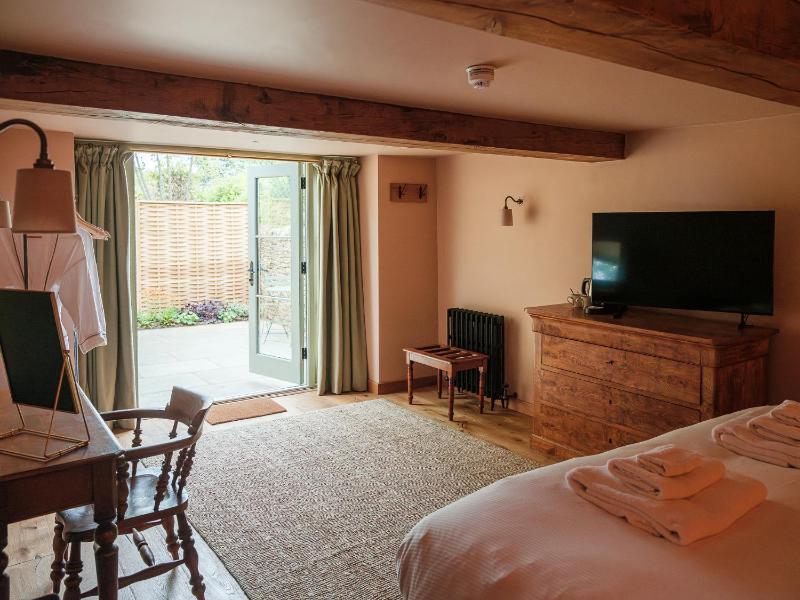 Suite with Garden View image 4