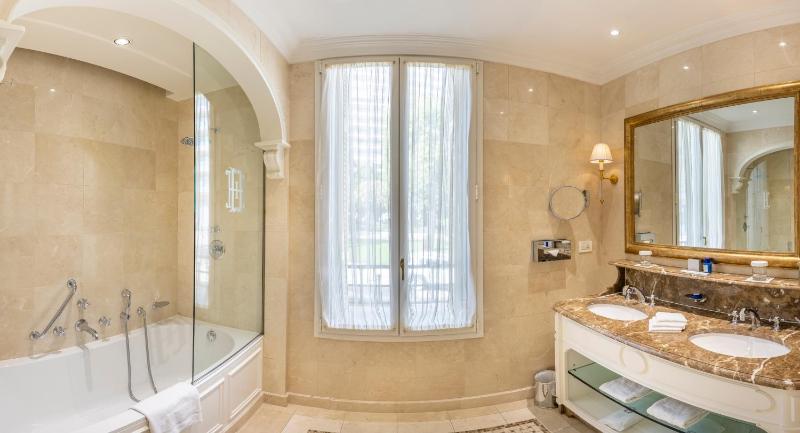 Junior Suite with City or Courtyard View image 4