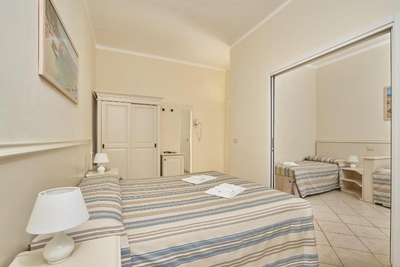 Classic Quadruple Room image 2