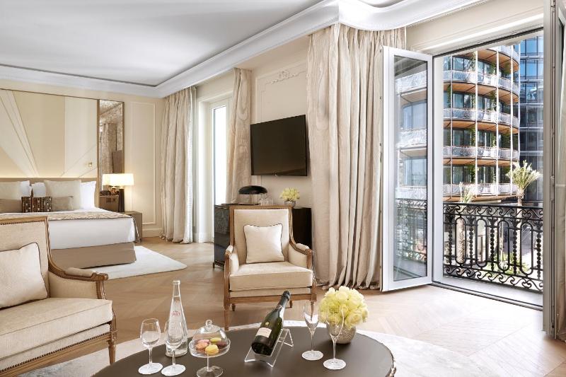 Junior Suite city or patio view image 4