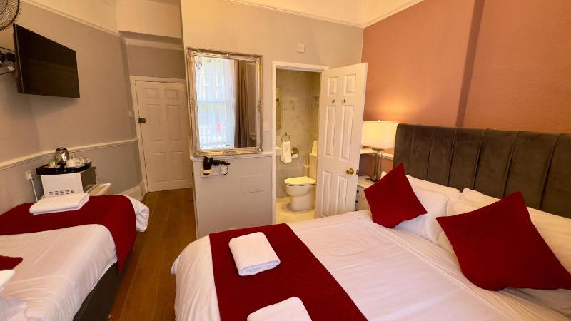 Standard Triple Room image 4