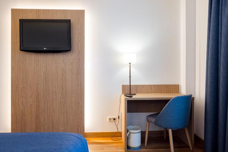 Twin Room image 3