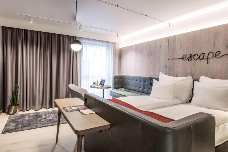 Deluxe Double Room image 1