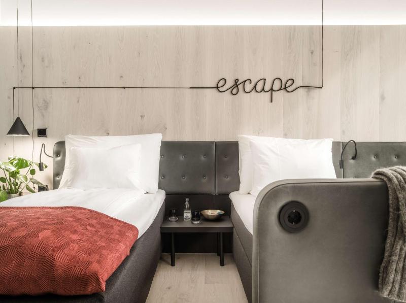 Superior Twin Room image 1