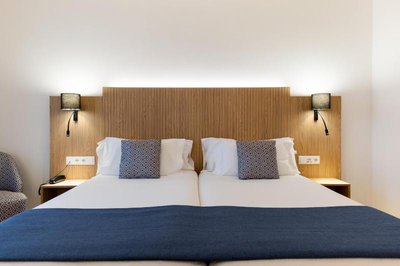 Twin Room image 4