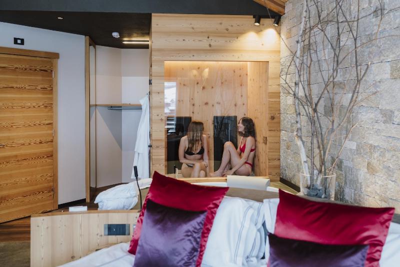 Suite with Hot Tub image 1