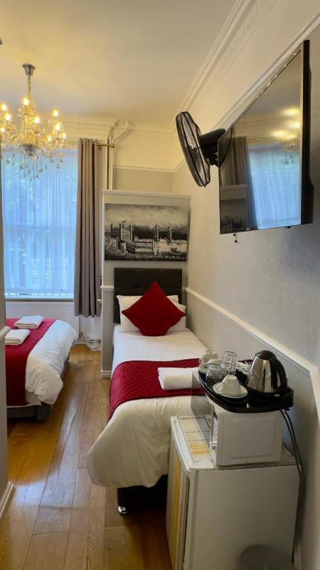 Standard Triple Room image 2