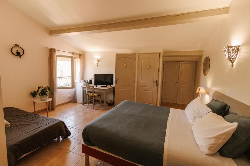 Triple Room with Private Bathroom image 1