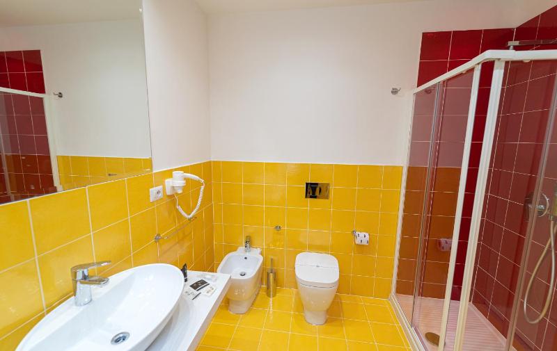 Economy Double Room image 4