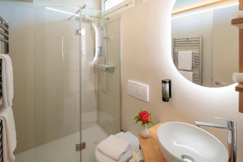 Bellavista Deluxe Double Room with Balcony image 3