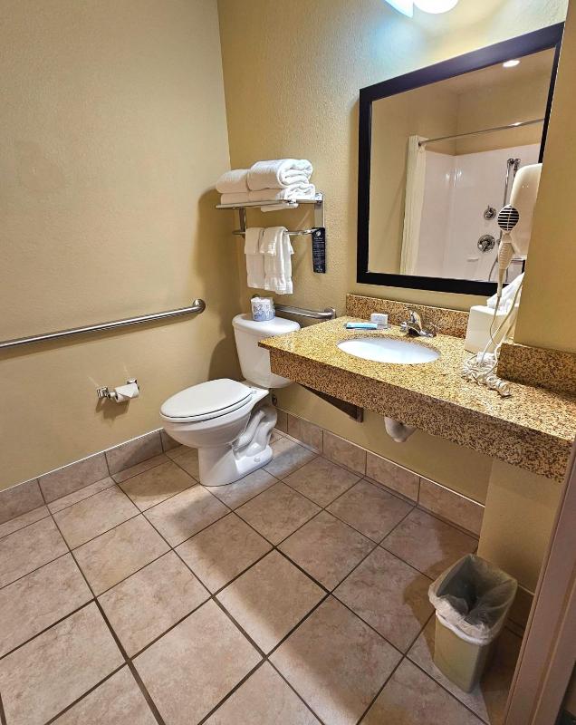 Queen Room with Two Queen Beds - Disabilitiy Access/Non-Smoking image 3