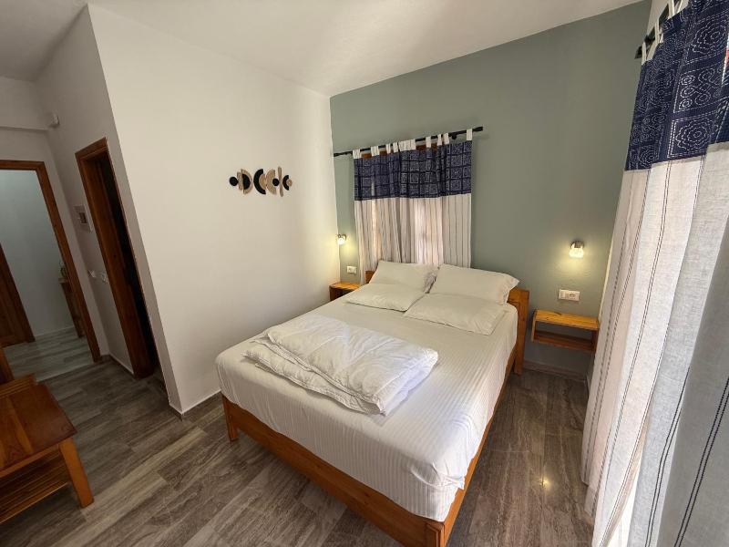 Double Room with Balcony image 4