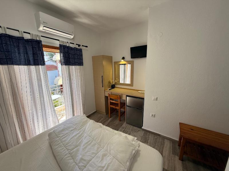 Double Room with Balcony image 3