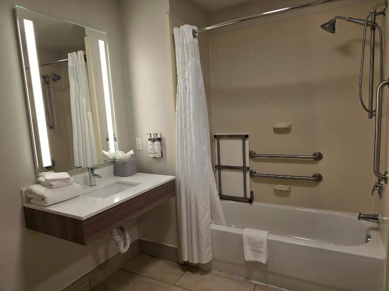 Standard Queen Room with Two Queen Beds - Communications Accessible image 3