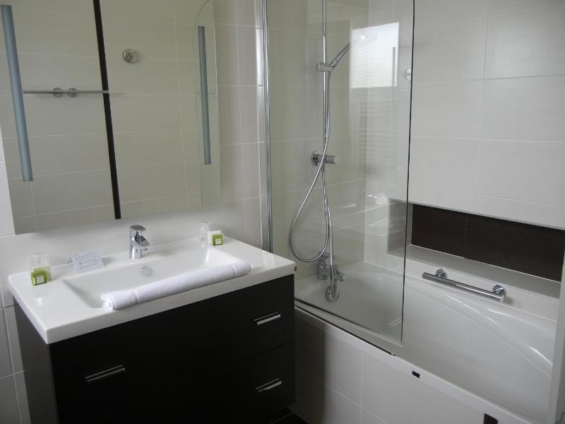 Superior Twin Room image 3