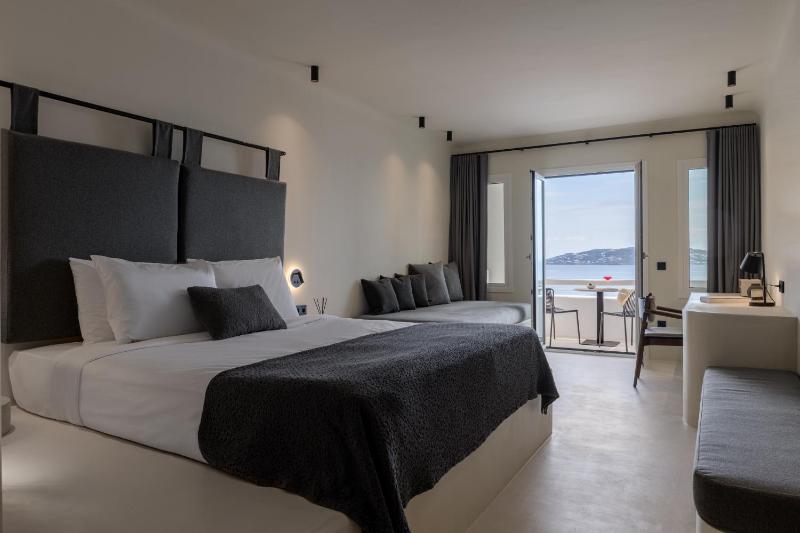 Deluxe Sea View Room image 4