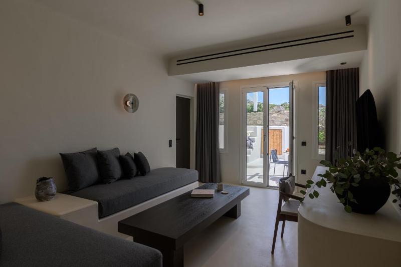 Premium Sea View Suite with outdoor mini plunge pool image 2