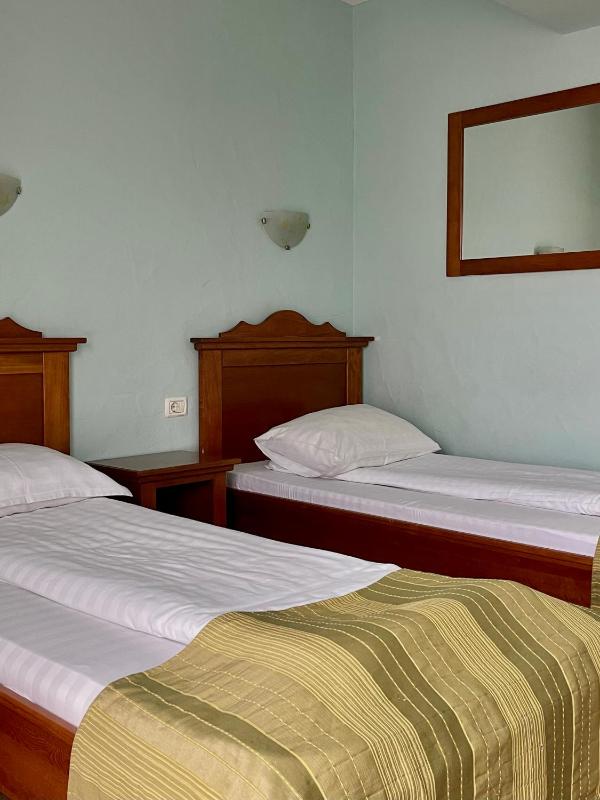 Twin Room image 4
