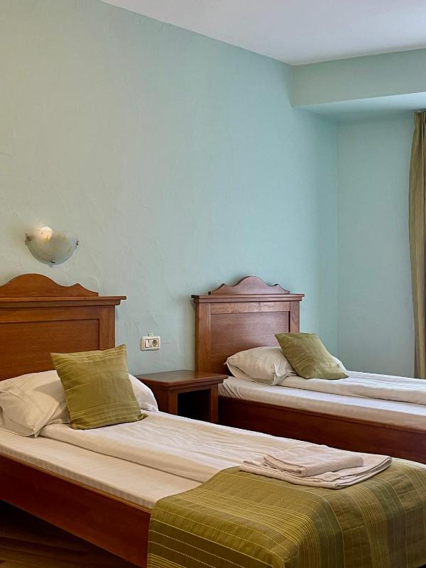 Twin Room image 3