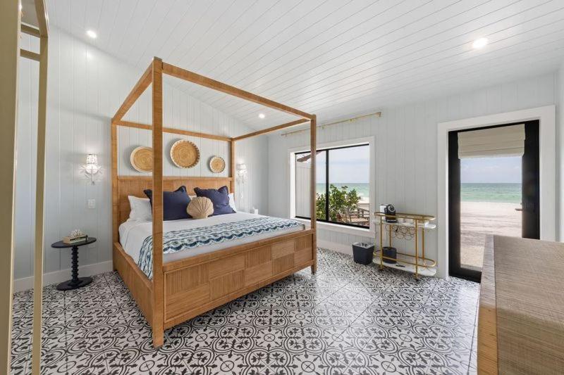 Beachfront Luxury King Room image 4