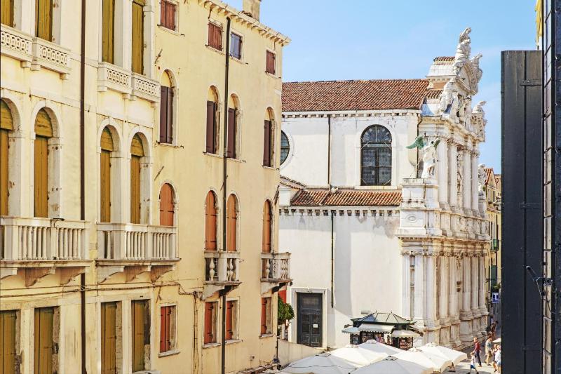 Serenissima Suite, 1 Bedroom Suite, S.Maria D.Giglio view, 1 King image 3