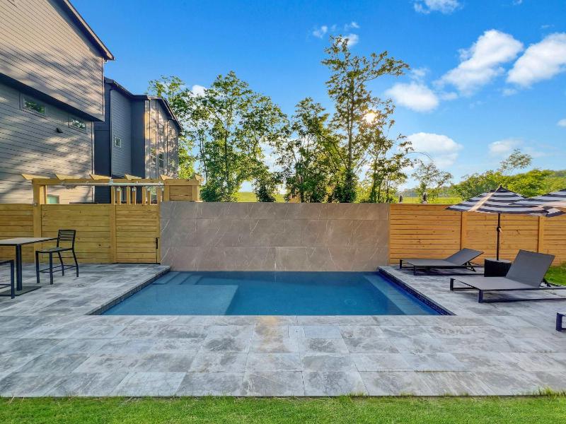 Sleek Multi-Level Stay Rooftop Views & Pool Table - image 2