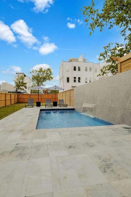 Sleek Multi-Level Stay Rooftop Views & Pool Table - image 11