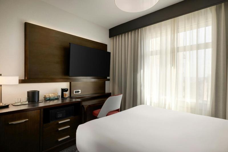 Queen Room image 4