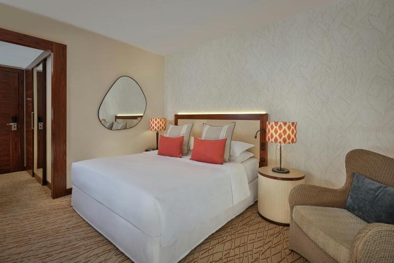 Superior Queen Room with Balcony image 3
