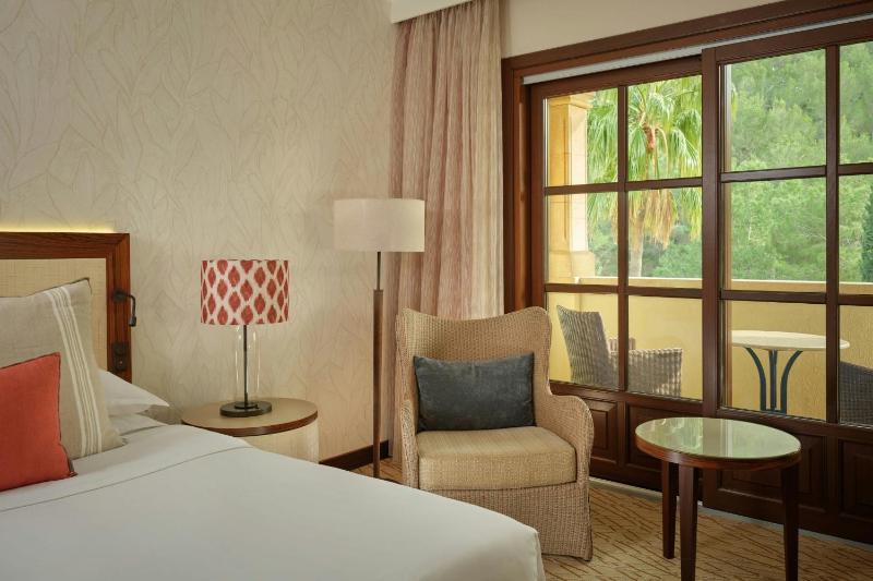 Superior Queen Room with Balcony image 1