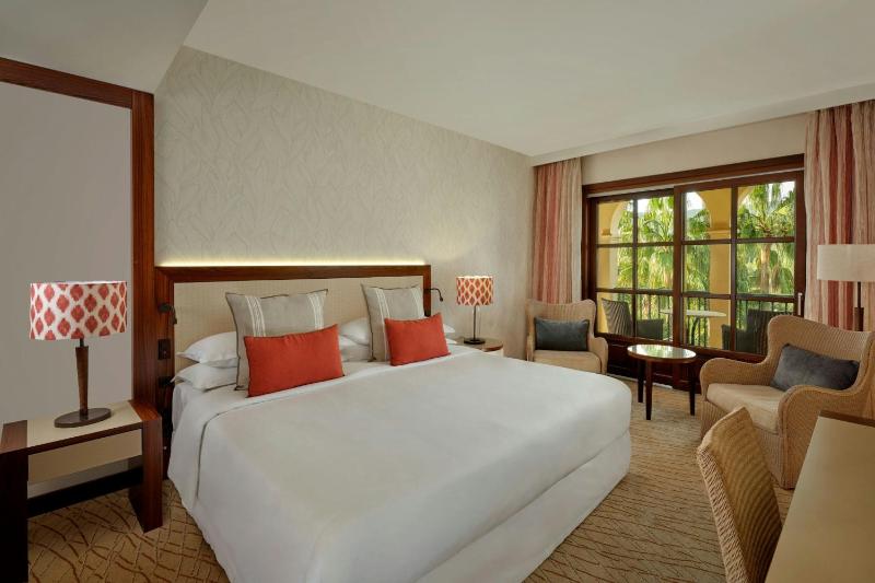 Superior King Room with Balcony image 1
