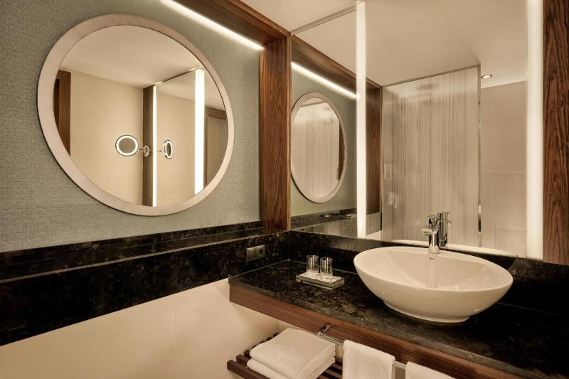 Superior King Room with Balcony image 4