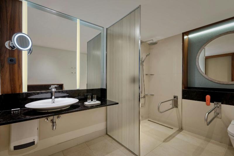 Superior King Room with Balcony image 2